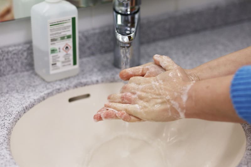 टाइफाइड बुखार: जानें इसके लक्षण, कारण और बचाव के आसान तरीके 1 wash your hands